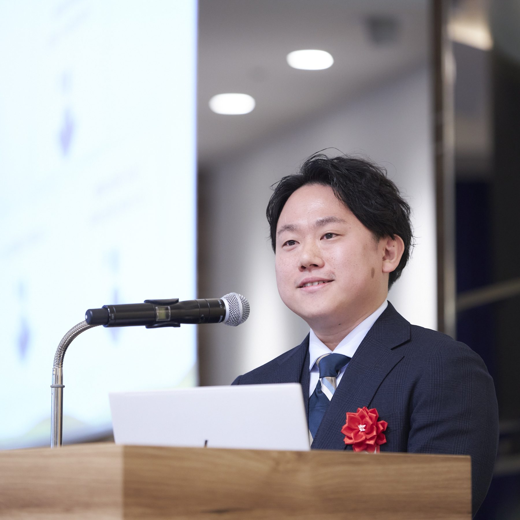 セミナーで登壇する代表の様子